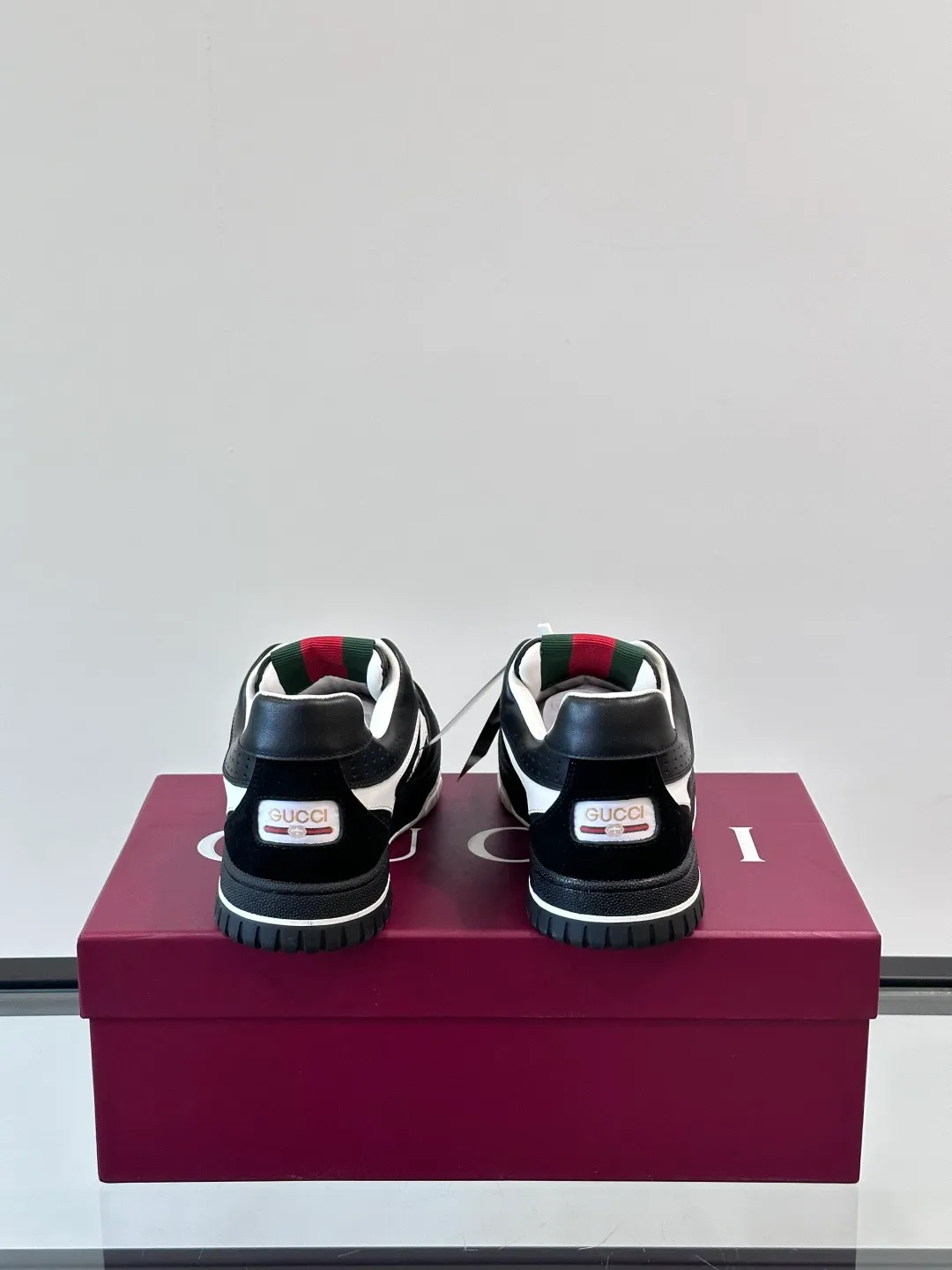 Men's Men's Shoes 💰480 [New Style] 🦨🦨Gucci 𝐆𝐮𝐜𝐜𝐢 𝐑𝐞-𝐖𝐞𝐛 As a sneaker created by Sabato De Sarno for Gucci, the Re-Web series reinterprets the brand's classic stripes, with bold and unique details to set off a modern silhouette design. These shoes are crafted from white leather. This new sneaker is ingeniously decorated with many of the brand's classic details, and is equipped with a bright red and green webbing tongue, which will make people fall in love at first sight. White leather has been specially treated to be soft and shiny, with an embossed grained texture. Script Gucci logo and Interlocking G web label with Interlocking G and script Gucci logo. Rubber outsole with Interlocking G detail eyelets. Web tongue. Size: Female 35-40 (Female 41, 42 customized). Male 38-44 (45, 46 customized)